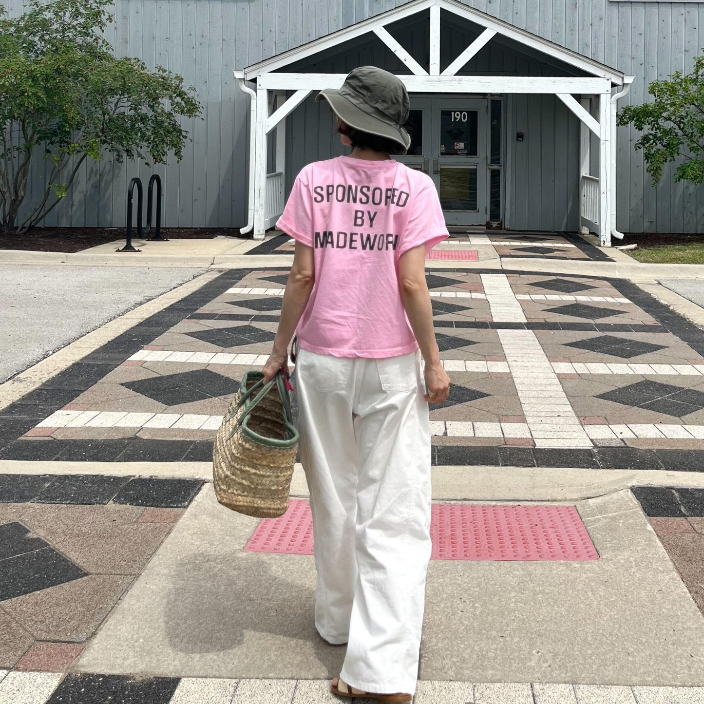 バックロゴピンクTシャツ
