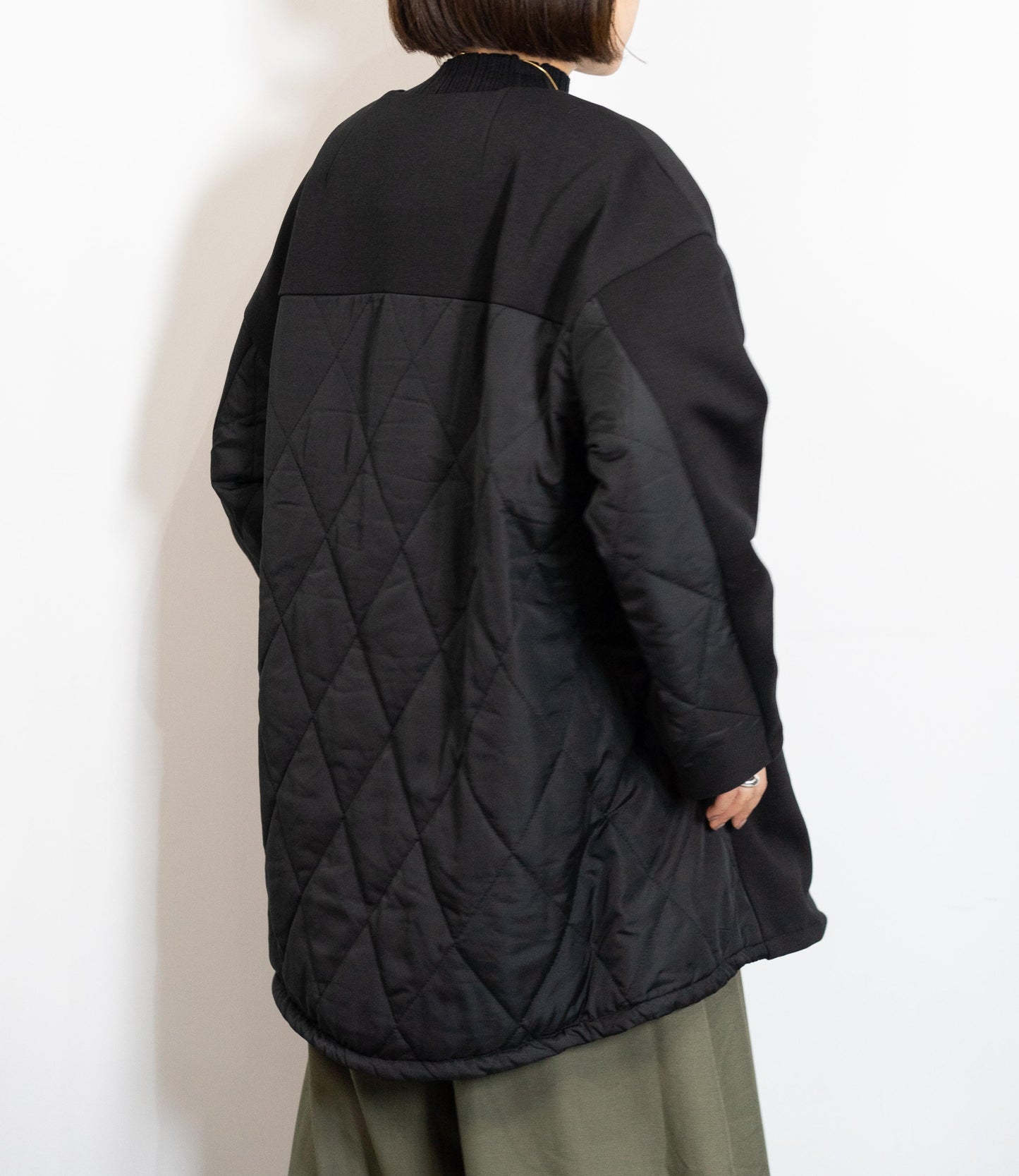 キルティング切替ノーカラーミディコート