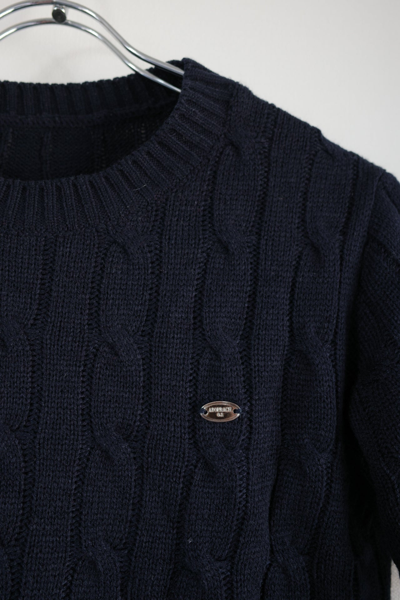 ケーブル編みクロップニット