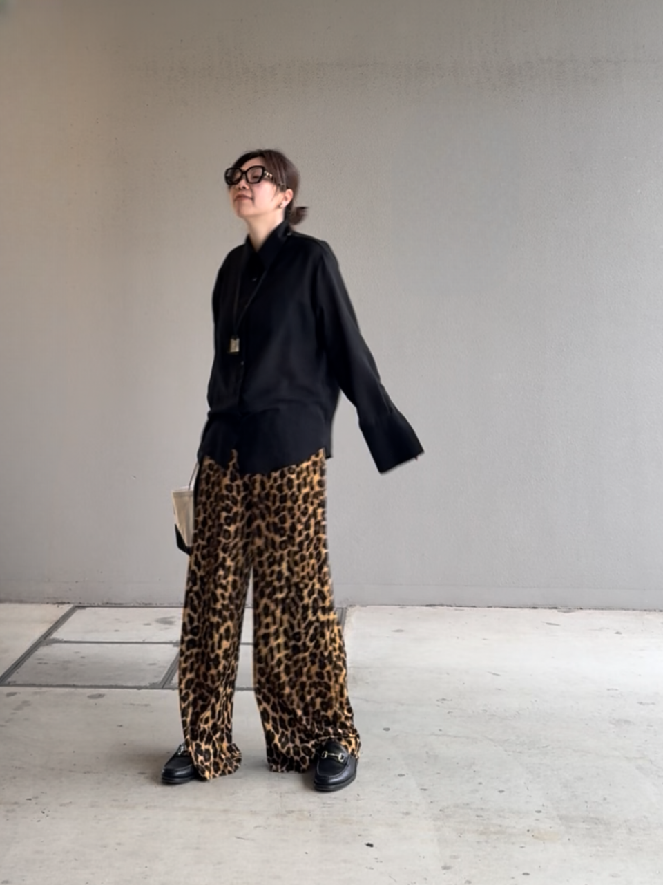 Sheer long cuffs shirt