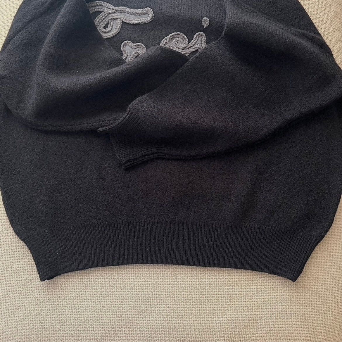 刺繍ロゴニット
