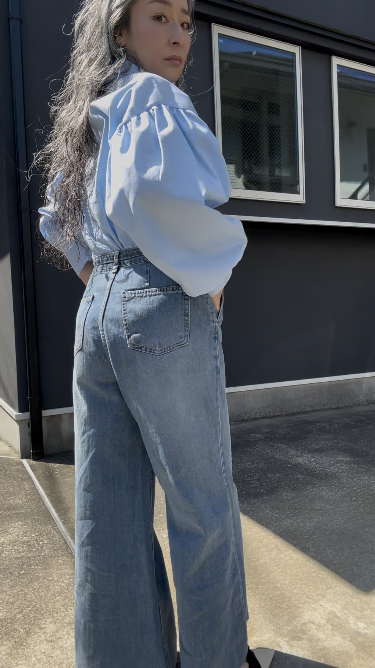 ブーツカット ベルト付きワイドデニムパンツ