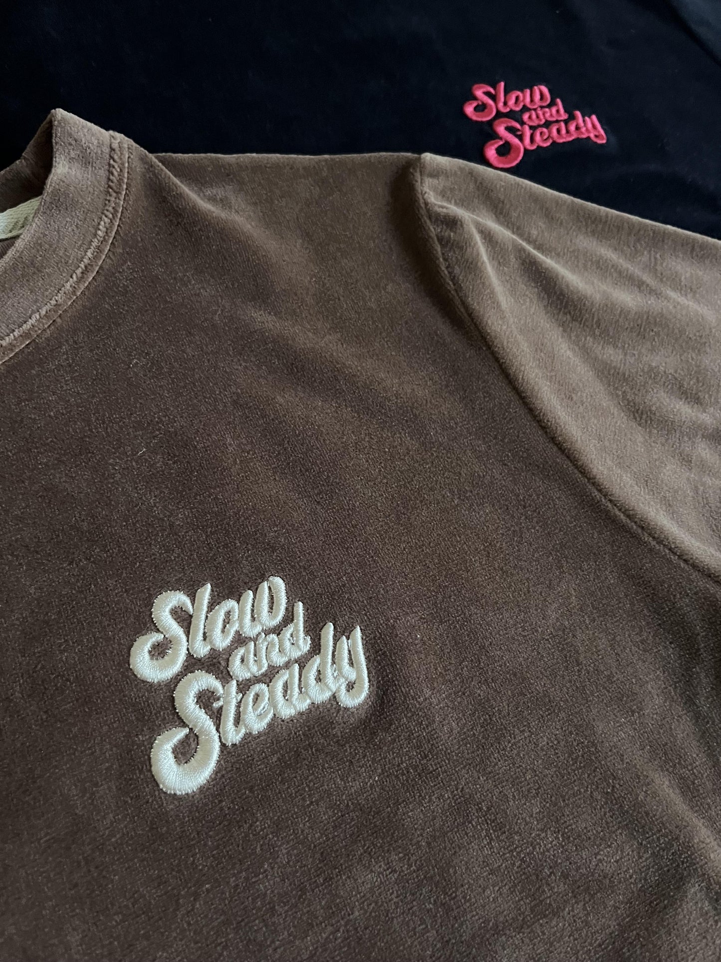 ベロア刺繍ロゴTシャツ