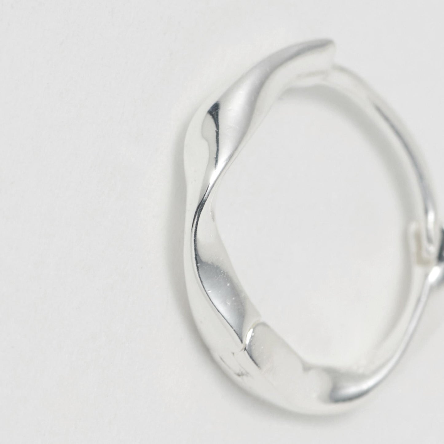 ＜ANNA SOTTILOTTA＞ヒネリフープピアス