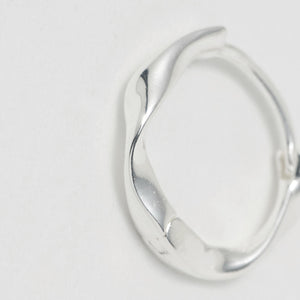 ＜ANNA SOTTILOTTA＞ヒネリフープピアス