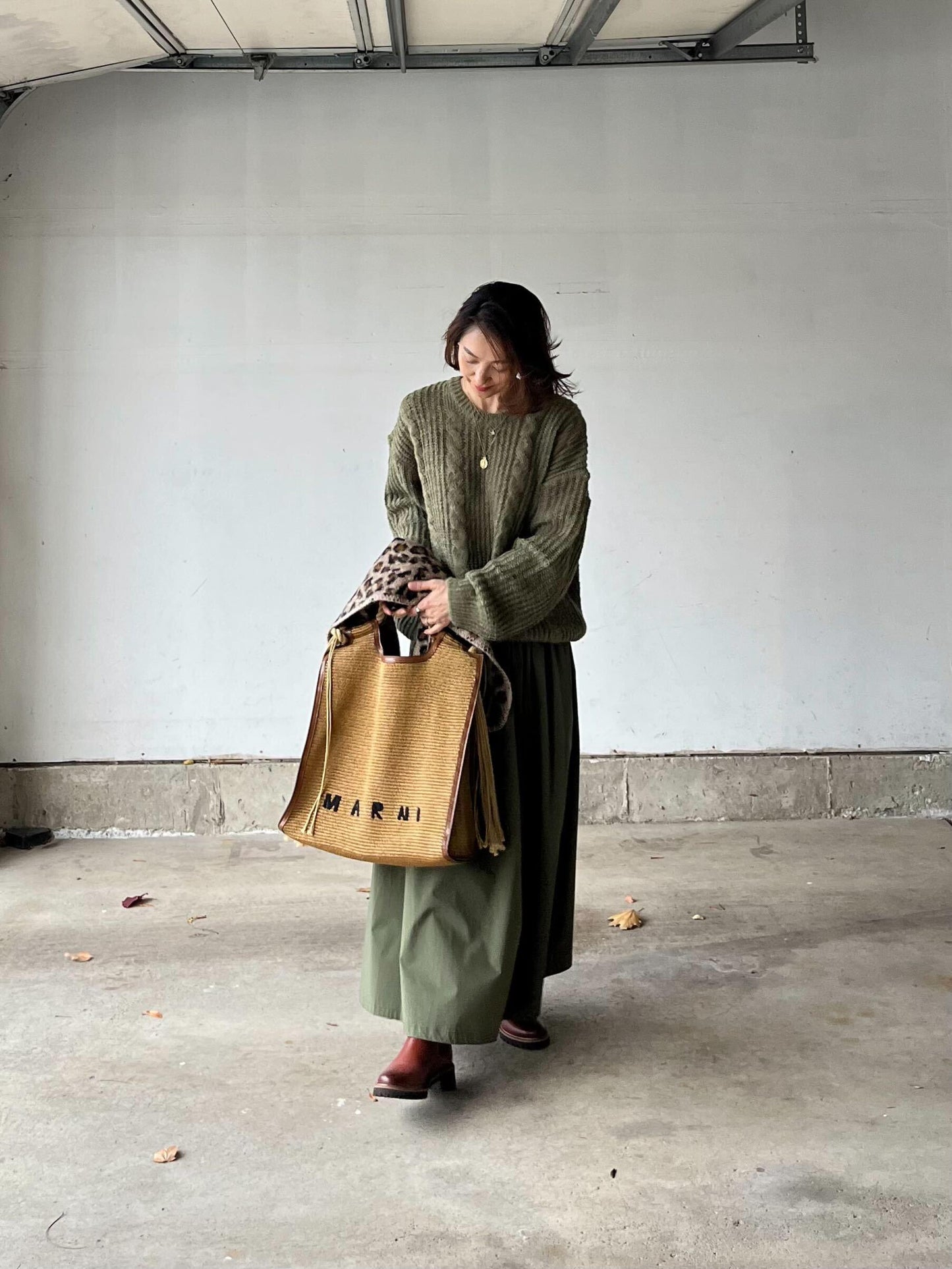 ケーブル編みカーキニット