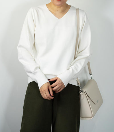 コンパクトVネックニット