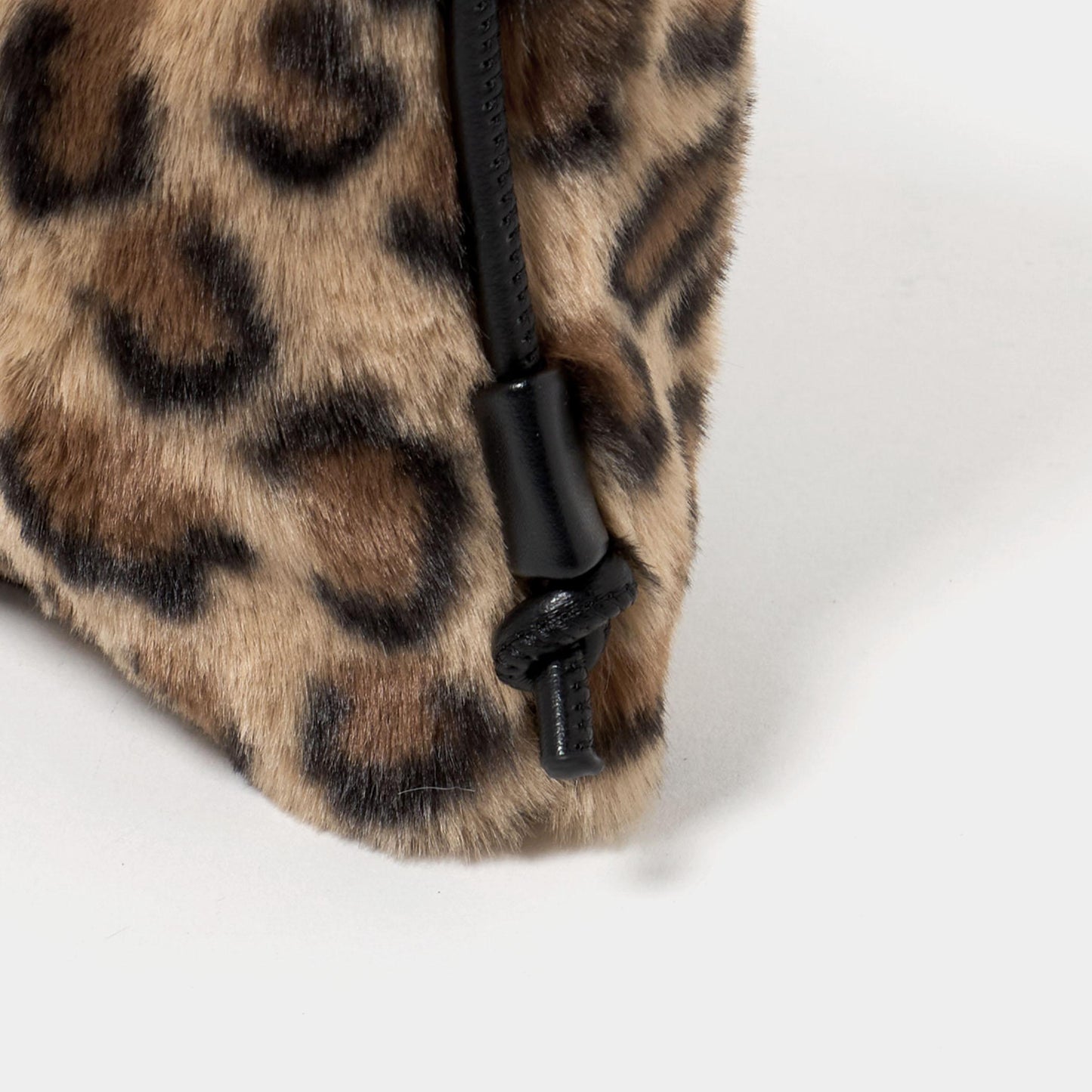 ファーショルダーバッグ ハートチャーム付き