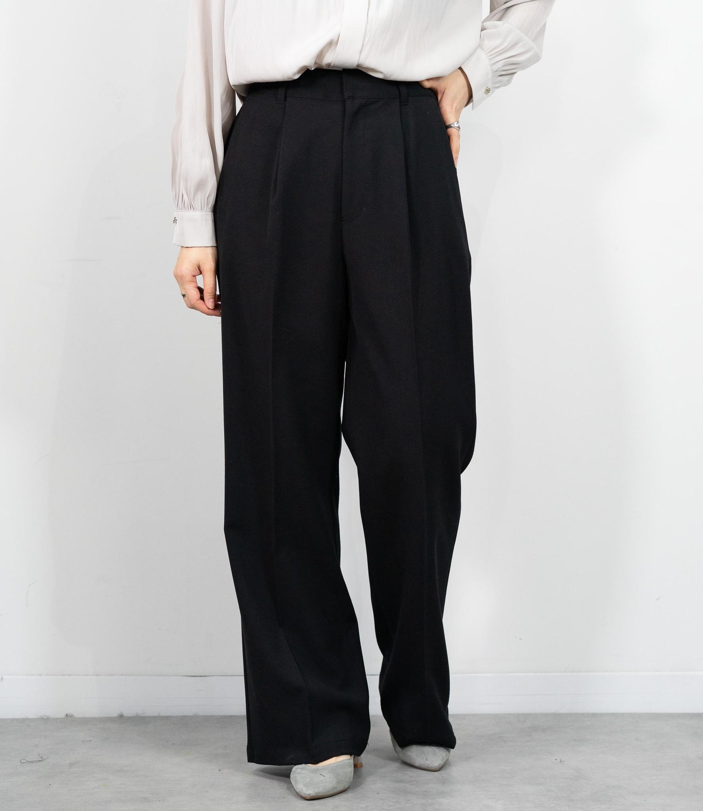 タックストレートパンツ