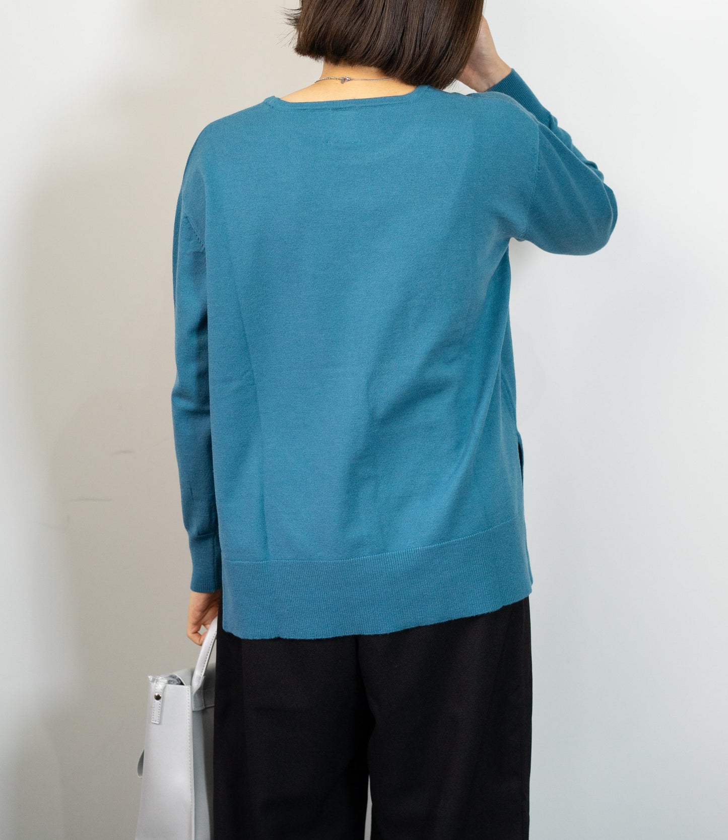 クルーネックサイドスリットニット