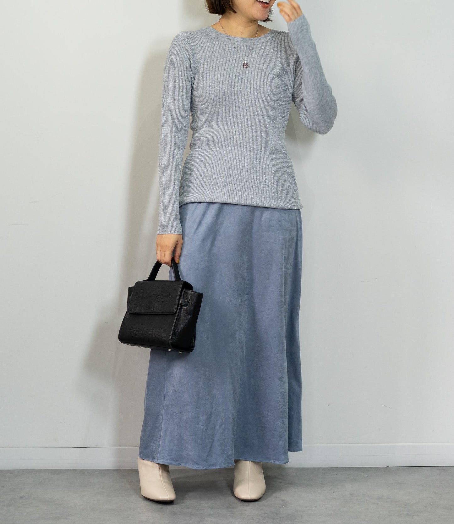 ラメリブクルーネックスリムニット