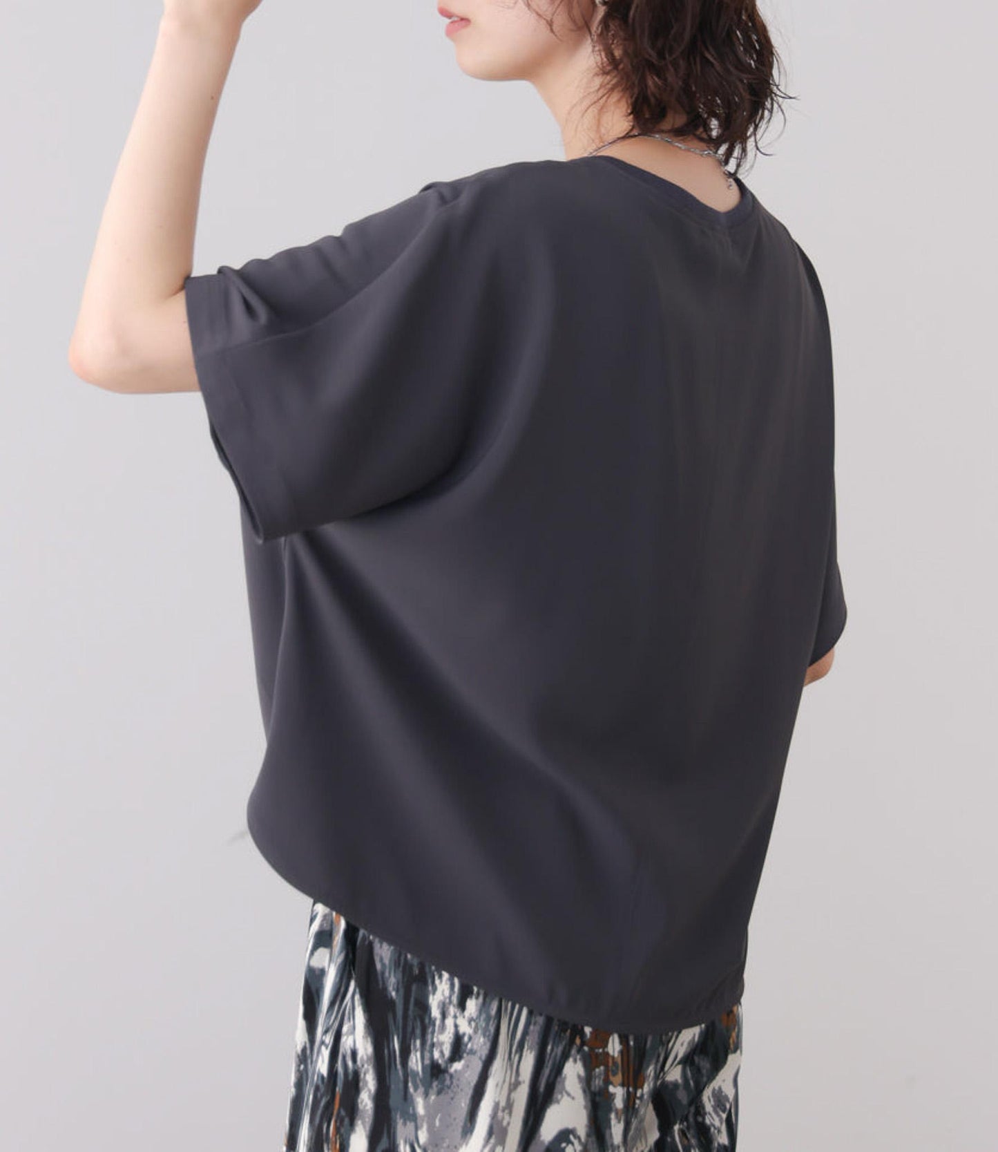 【接触冷感】ダブルクロスキーネックブラウス