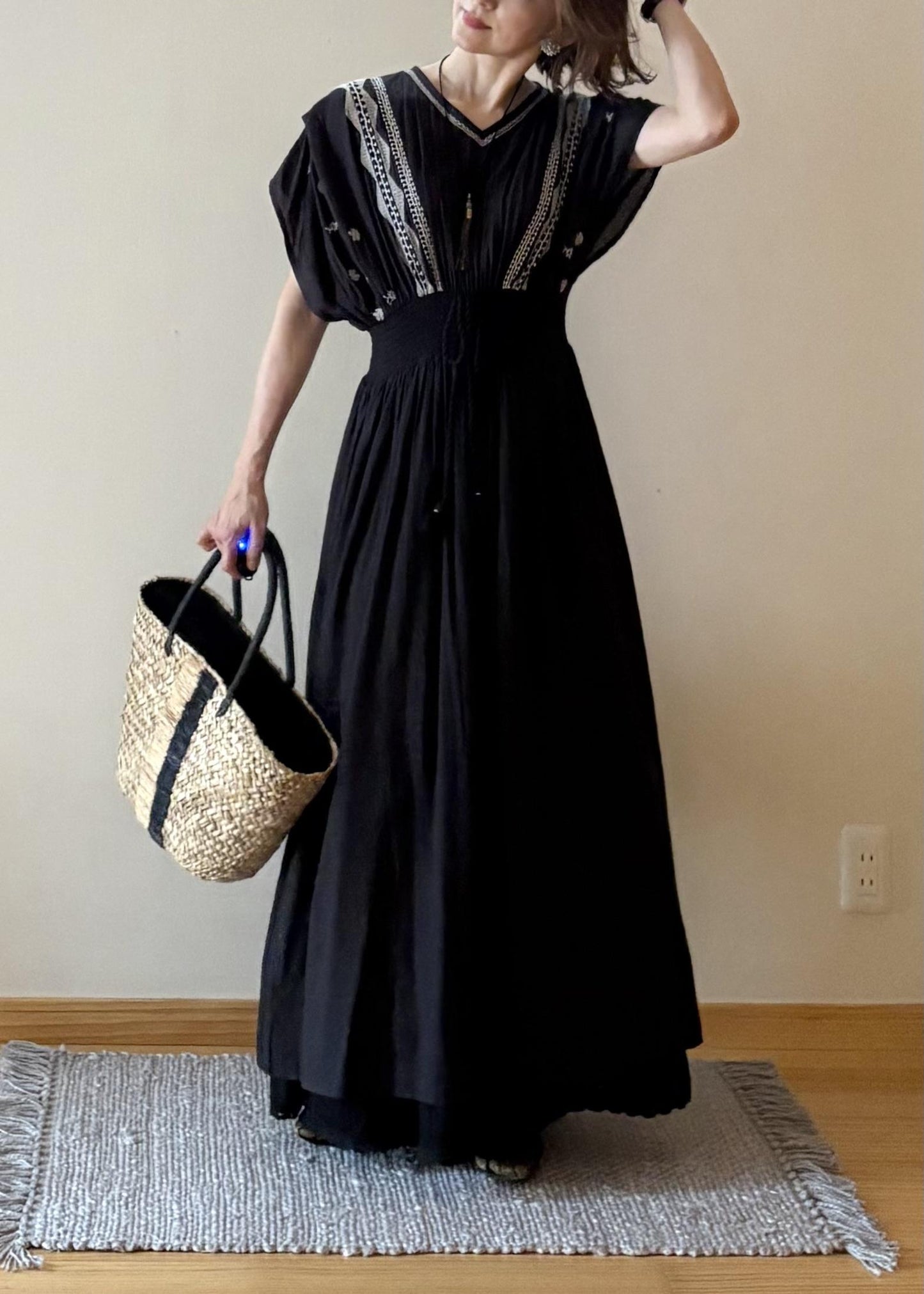 モノトーン刺繍Vネックシャーリングワンピース
