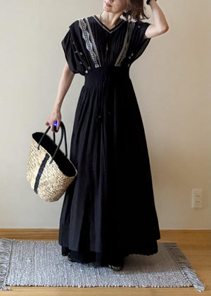 モノトーン刺繍Vネックシャーリングワンピース
