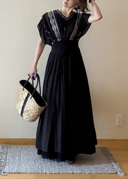 モノトーン刺繍Vネックシャーリングワンピース