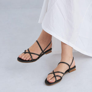 ナロウベルト トングサンダル（2.5cmヒール）