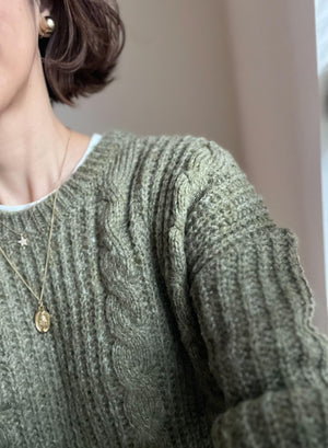 ケーブル編みカーキニット