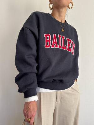 BAILEY刺繍ロゴセミクロップドスウェット