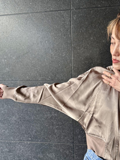 コンパクトサテンブルゾン