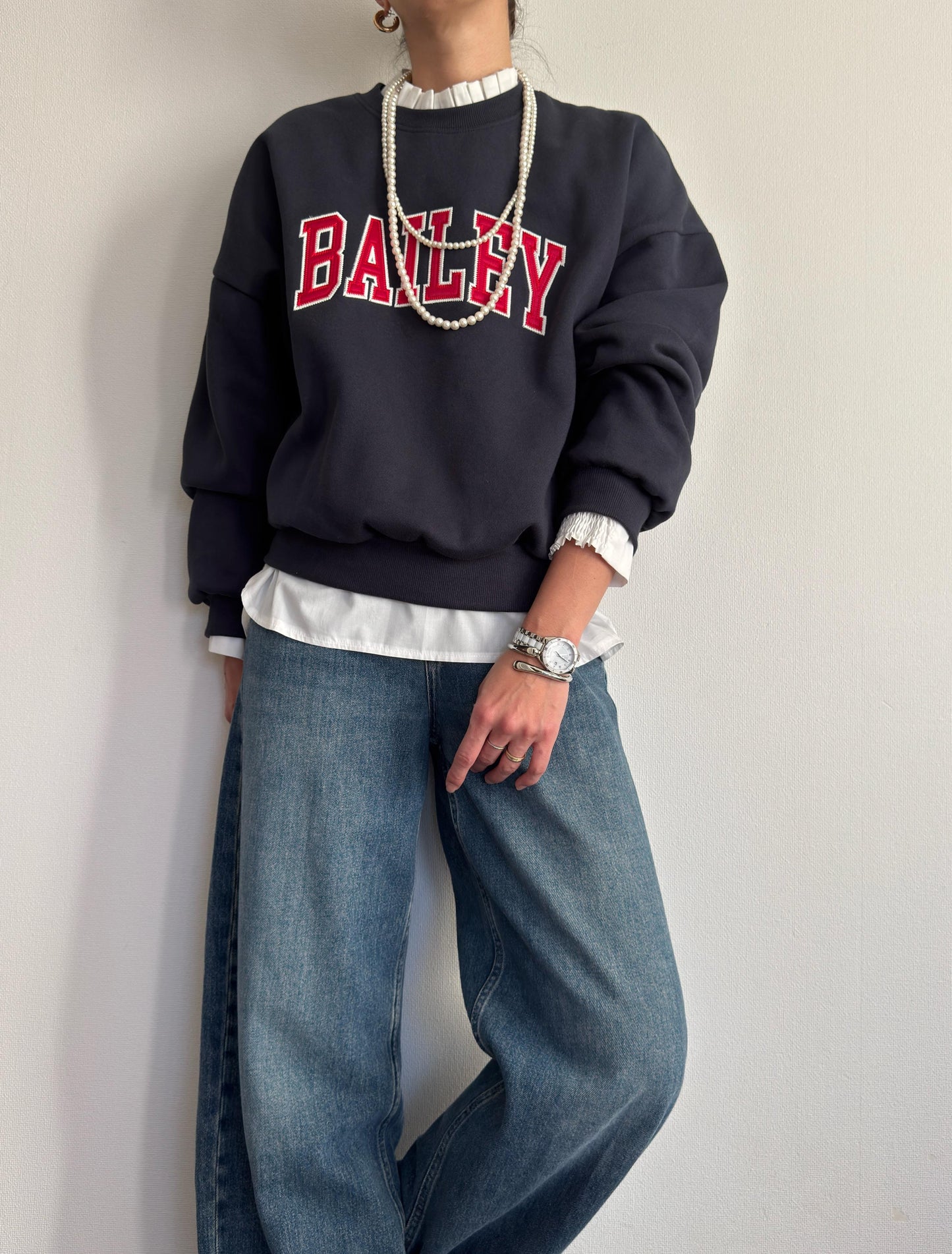 BAILEY刺繍ロゴセミクロップドスウェット