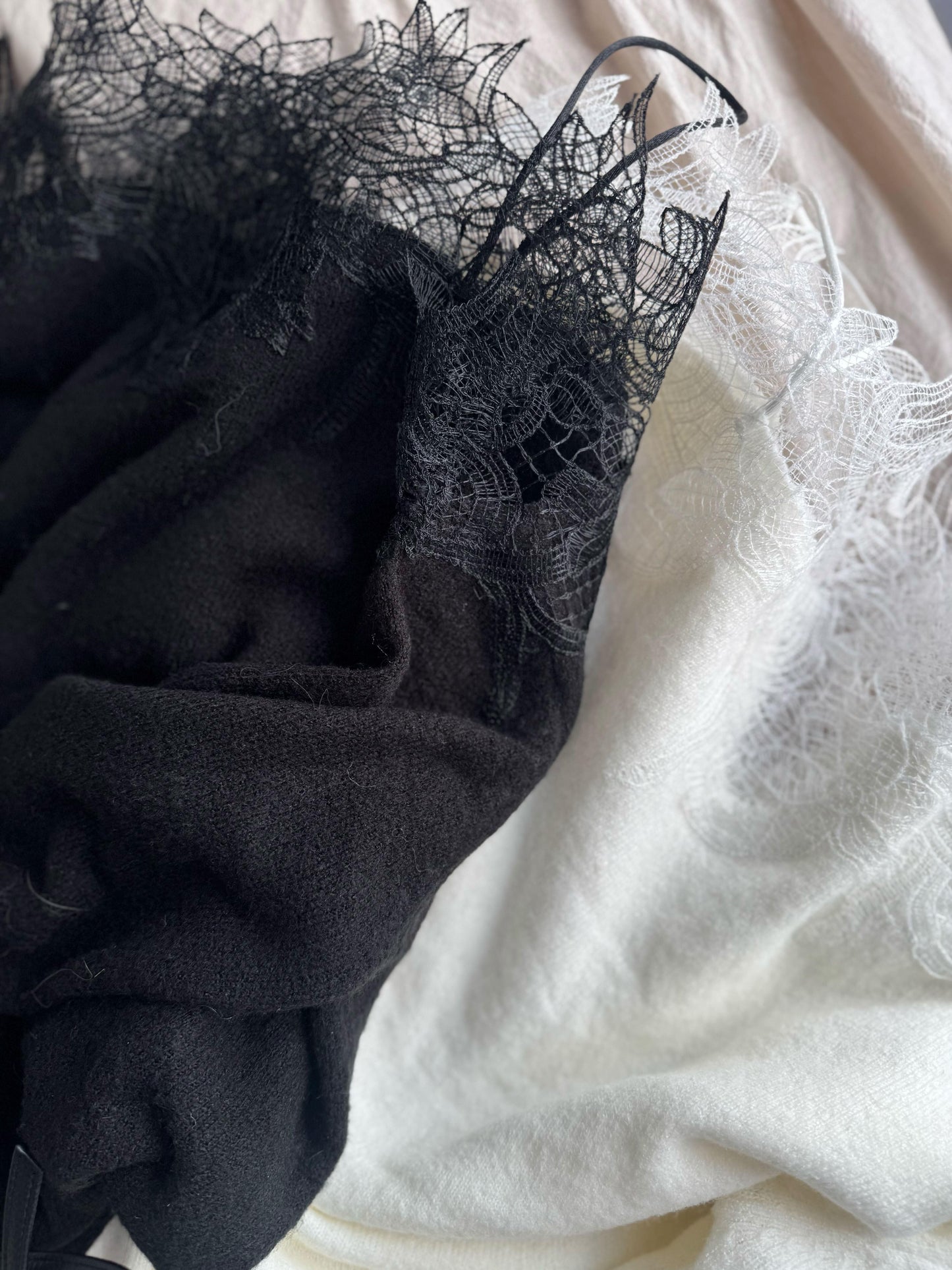 レースデザインオフショルニット