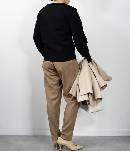 コンパクトVネックニット