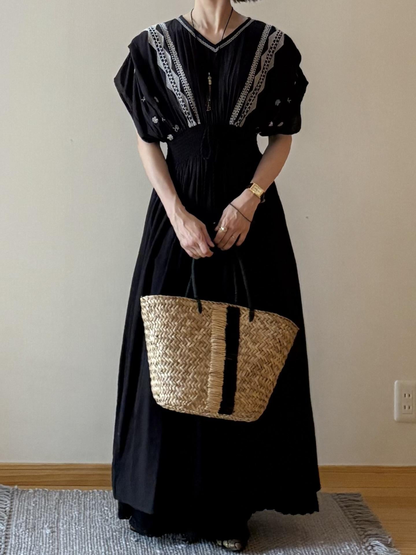 モノトーン刺繍Vネックシャーリングワンピース