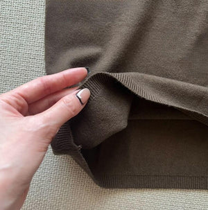 ミニマルVネックハーフスリーブニット