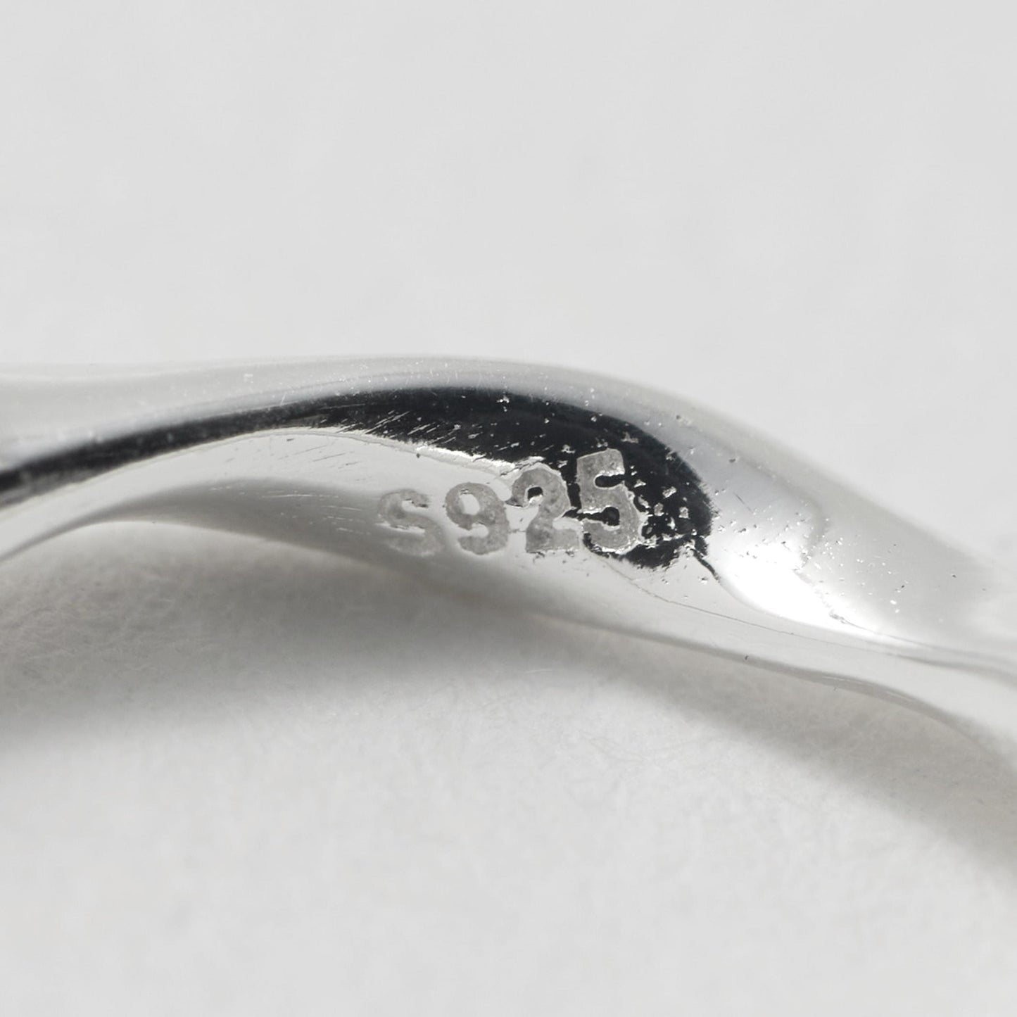 ＜ANNA SOTTILOTTA＞ヒネリフープピアス