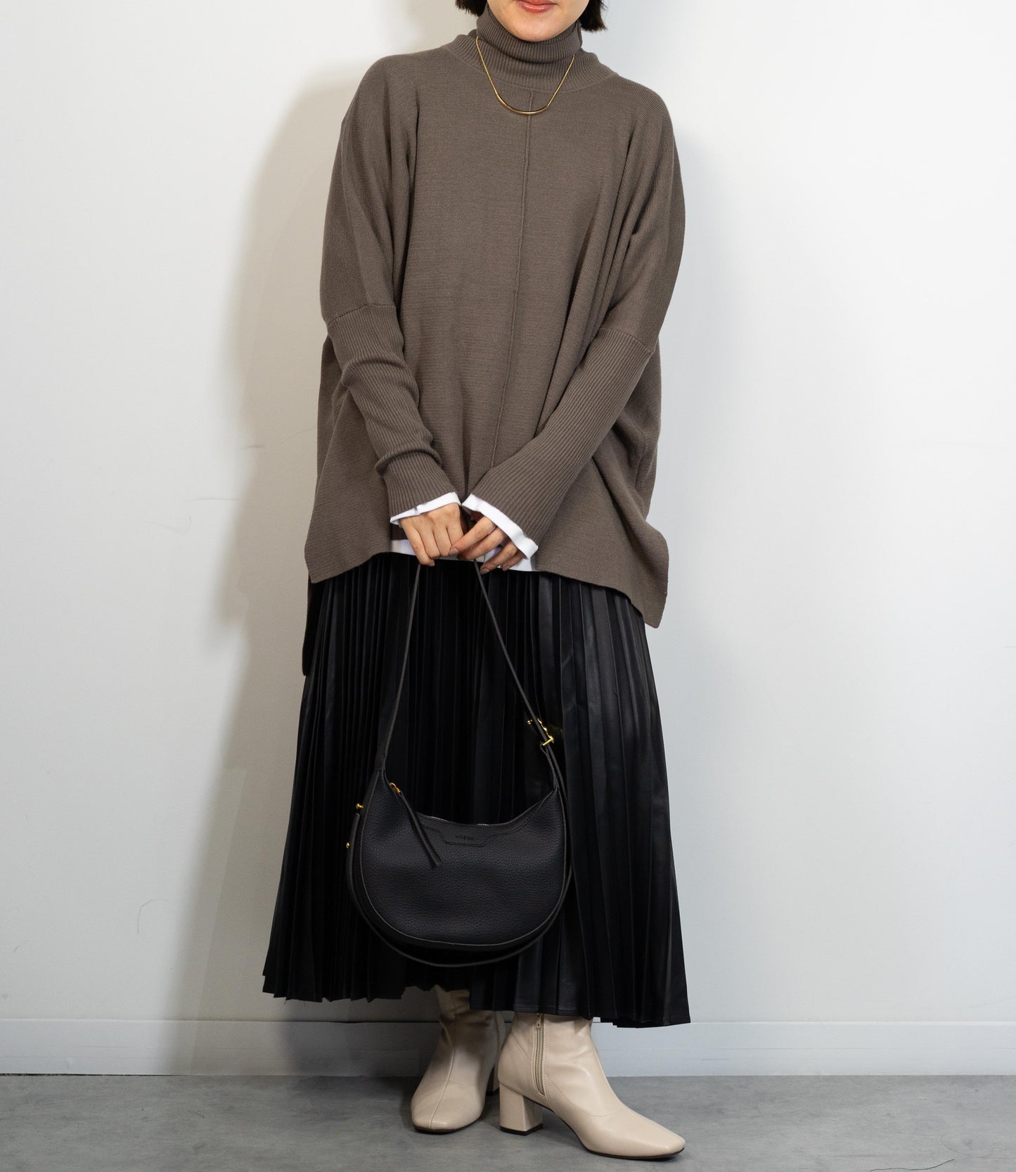 ハイネックポンチョニット