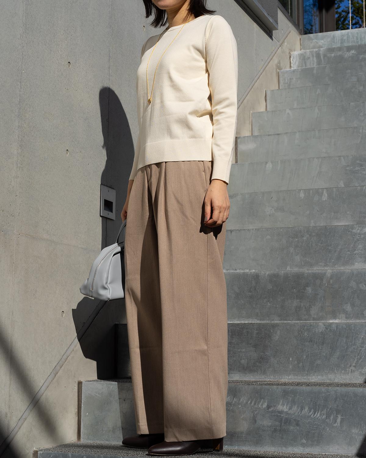 クルーネックストレートニット