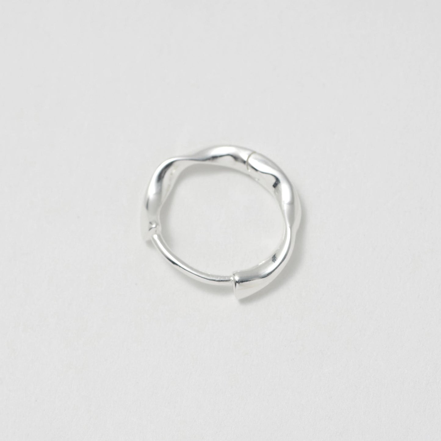 ＜ANNA SOTTILOTTA＞ヒネリフープピアス