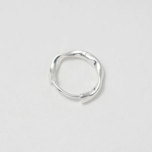 ＜ANNA SOTTILOTTA＞ヒネリフープピアス