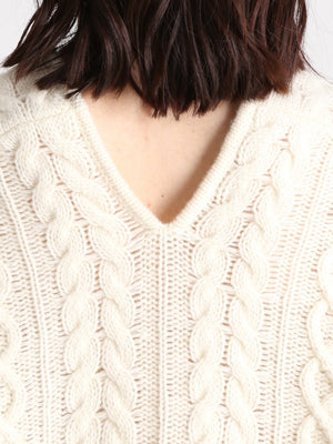 ケーブルニット