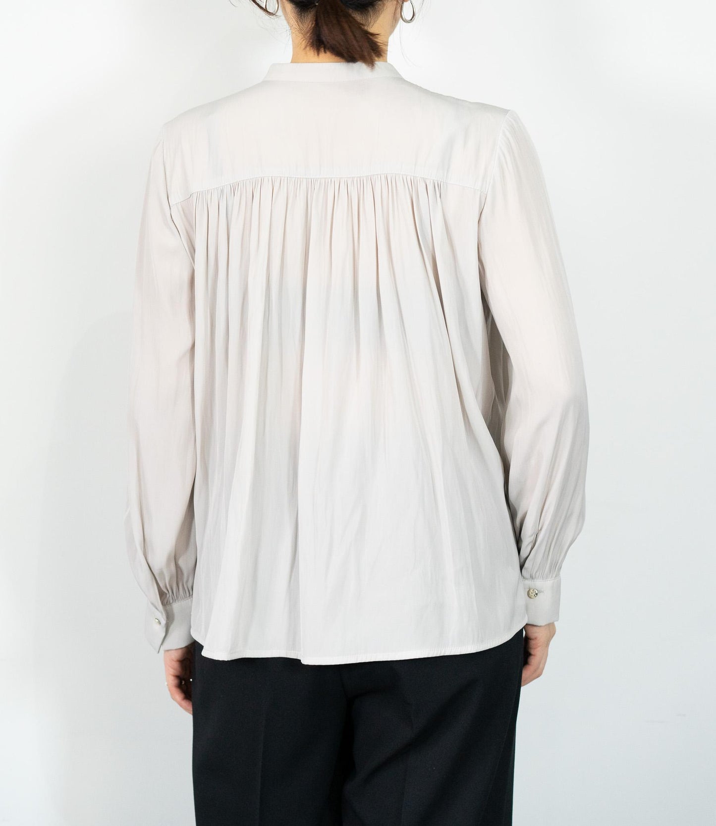 パウダーサテンギャザーブラウス