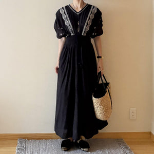 モノトーン刺繍Vネックシャーリングワンピース