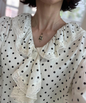 水玉レースブラウス