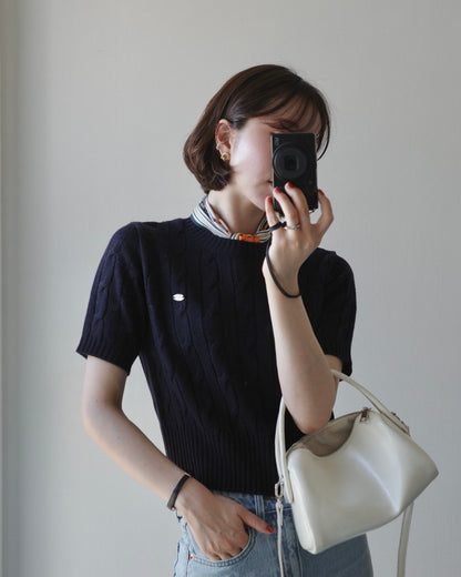 ケーブル編みクロップニット