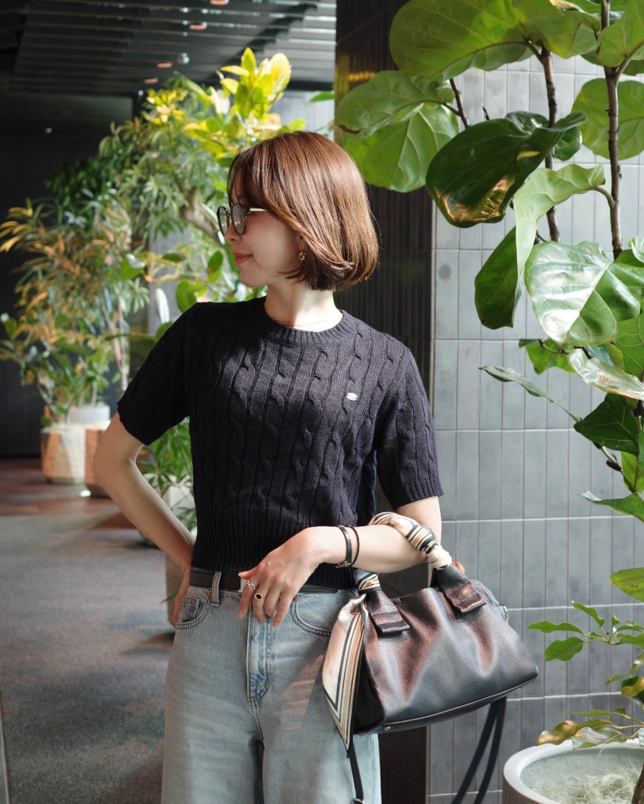 ケーブル編みクロップニット