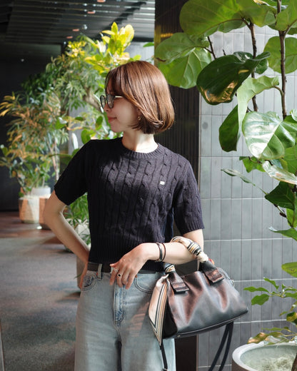 ケーブル編みクロップニット