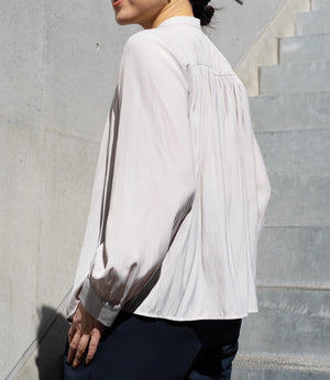 パウダーサテンギャザーブラウス