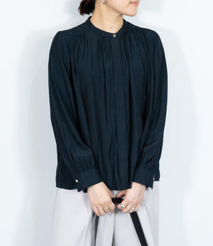 パウダーサテンギャザーブラウス