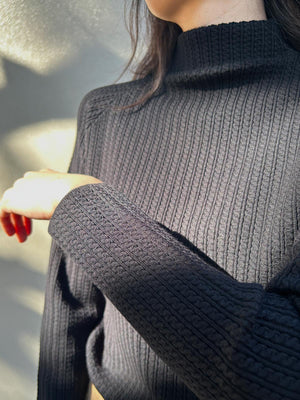 ケーブル柄ボトルネックニット