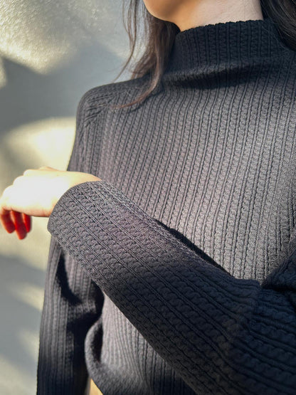 ケーブル柄ボトルネックニット