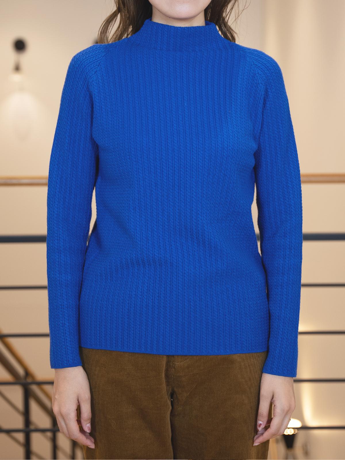 ケーブル柄ボトルネックニット