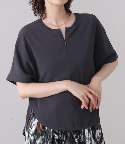 【接触冷感】ダブルクロスキーネックブラウス