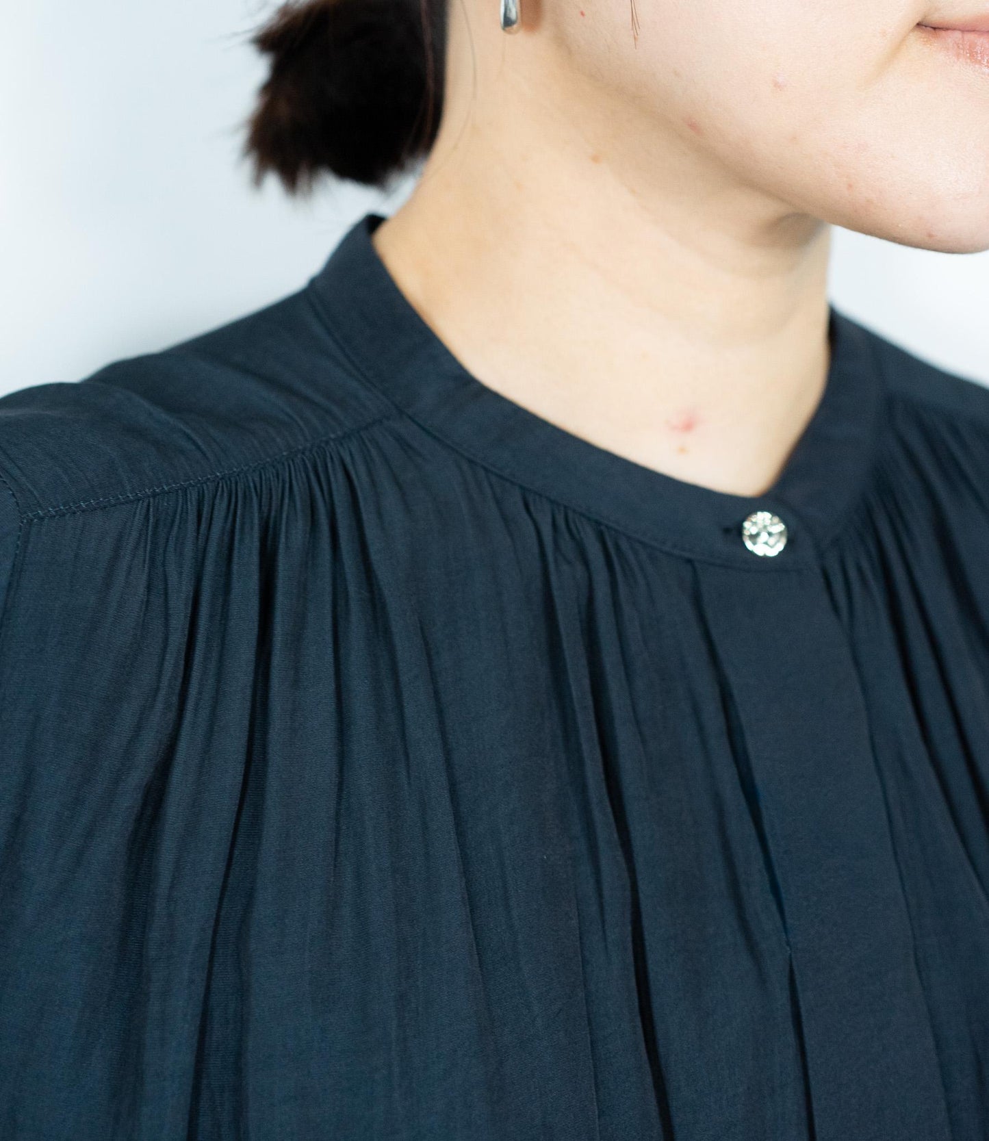 パウダーサテンギャザーブラウス