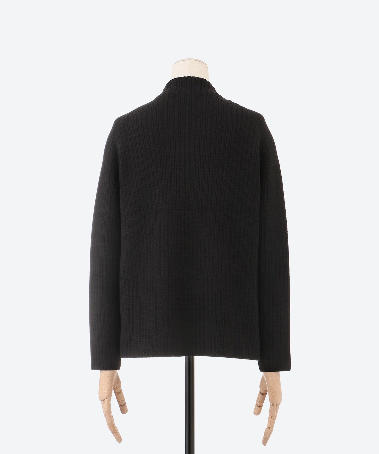 ケーブル柄ボトルネックニット