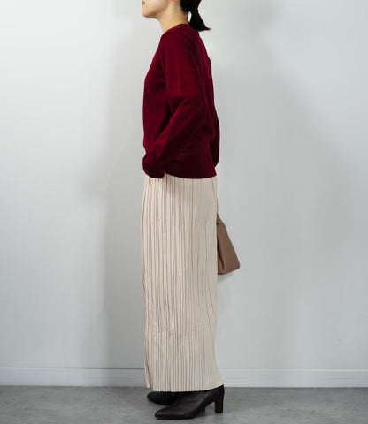 コンパクトVネックニット