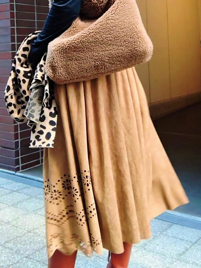 スエードパンチングスカート